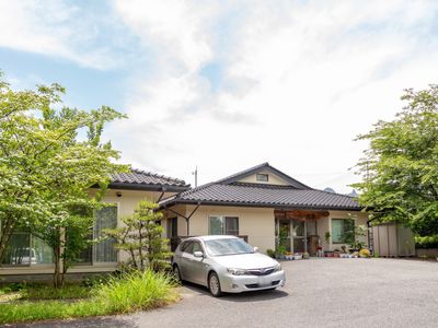 緑に囲まれた明るい外観