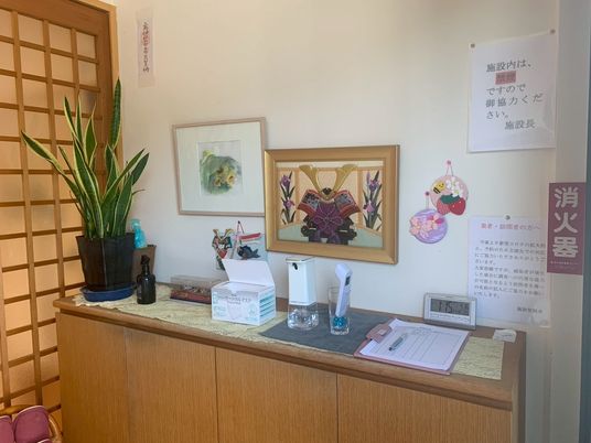 和の装飾が施されたエントランス