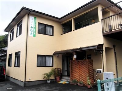 明るい外観の建物