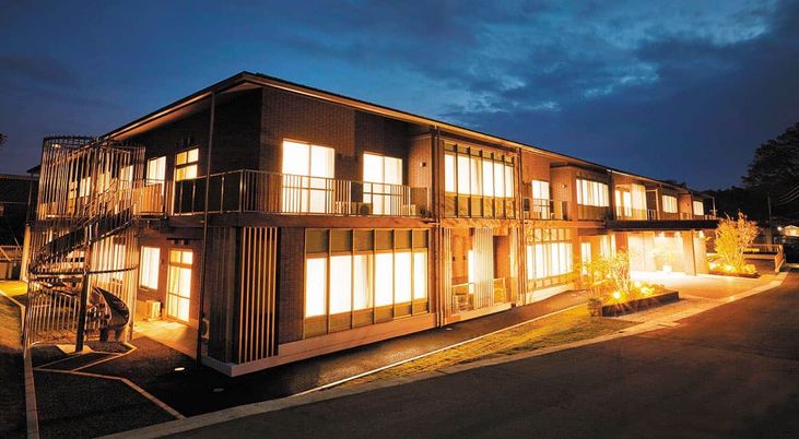 夜の明るい建物外観