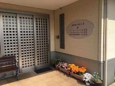 花壇のあるエントランス