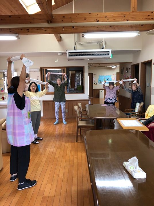 利用者と体操する居室