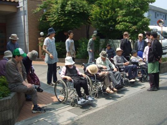 外の集いの様子