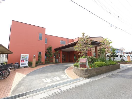 赤い外壁の明るい建物