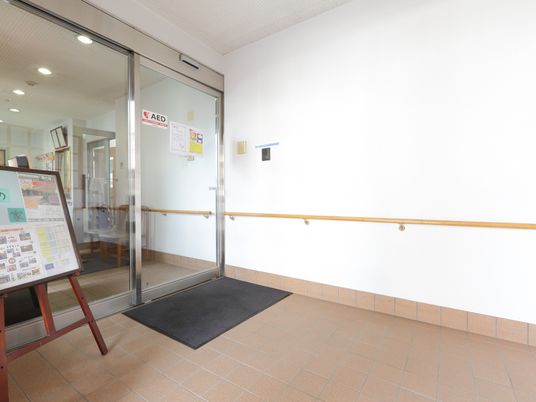 エントランスの掲示物とAED