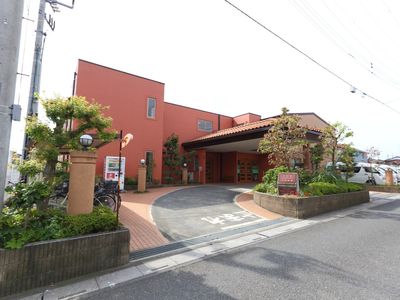 赤茶色の建物と入口