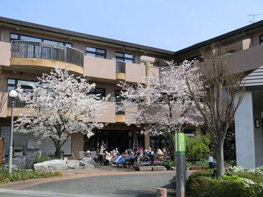 桜が咲く庭の外観  