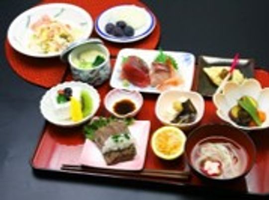和食を盛り付けた食事膳