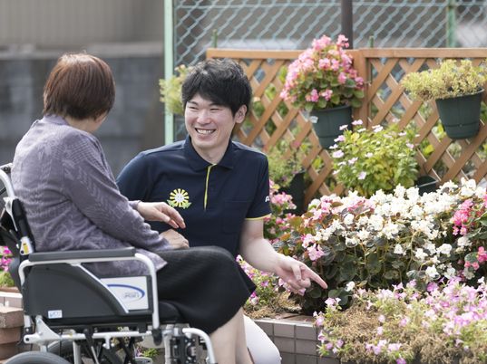 花と触れ合う笑顔の会話