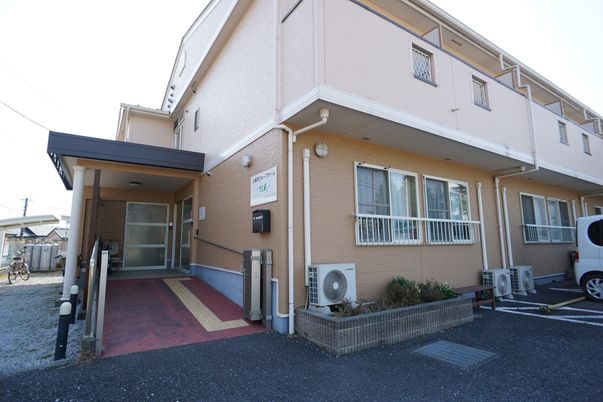 明るい外観の建物エントランス