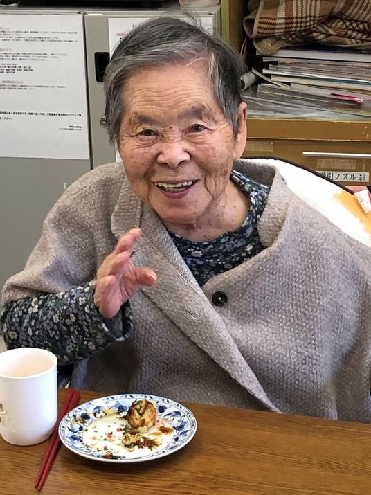 笑顔のおばあさん居室で