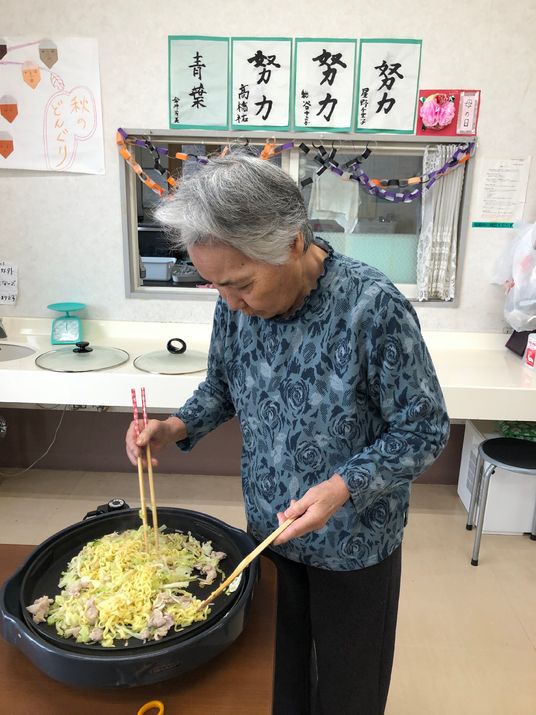 料理を楽しむ人料理室