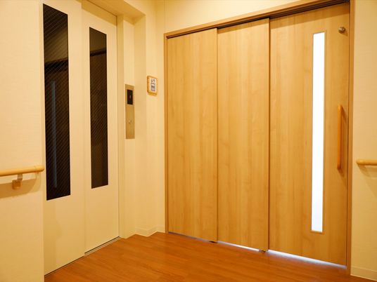 エレベーター前の廊下