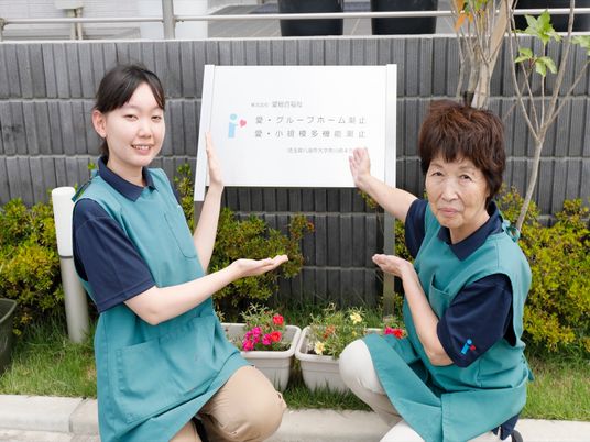 スタッフが看板を指差す