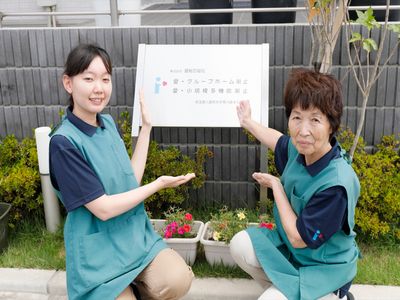 スタッフが看板を指差す