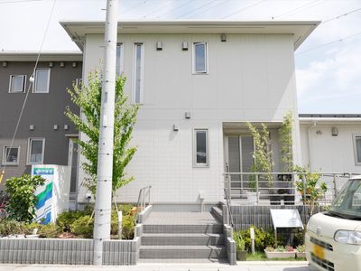 白い壁の新しい建物外観