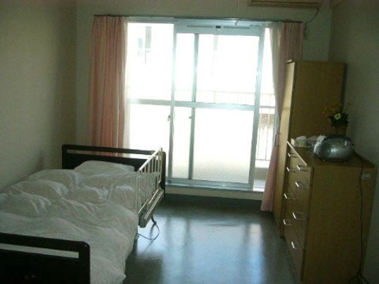 明るい個室の居室