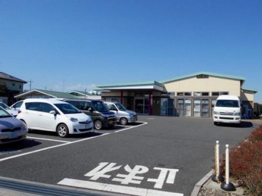 駐車場から見る建物外観