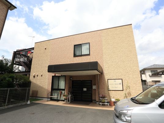 落ち着いた外観の建物