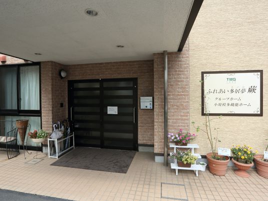 エントランスの明るい風景