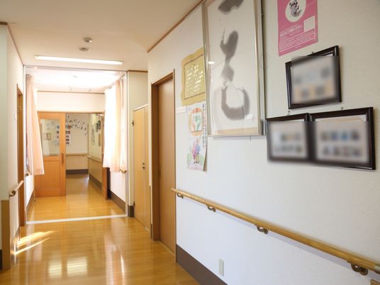 明るい廊下と掲示物