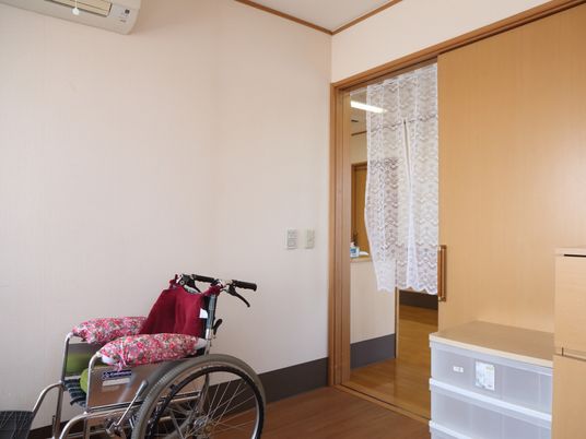 居室の一角と車椅子