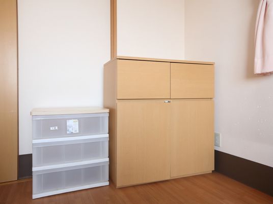 収納家具が配置された居室