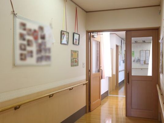 廊下と開いた木製のドア