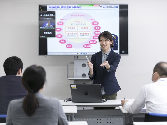 研修中の笑顔のスタッフ