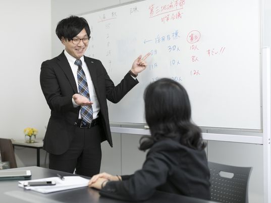 研修中のスタッフ二人