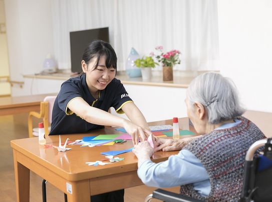 手芸活動の介助風景