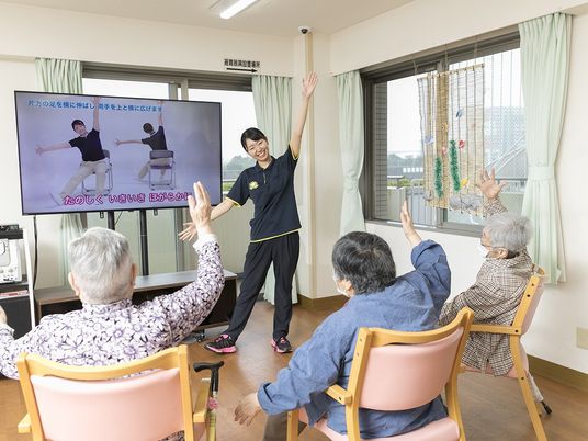 スタッフと利用者の笑顔