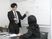 会議中の男女の姿