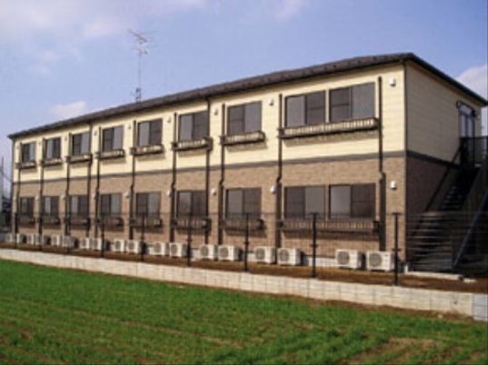 明るい日差しの居室建物