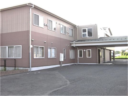 茶色の建物の外観