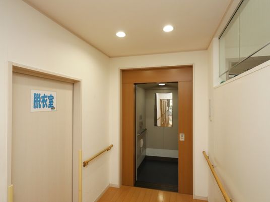 廊下と開いた扉