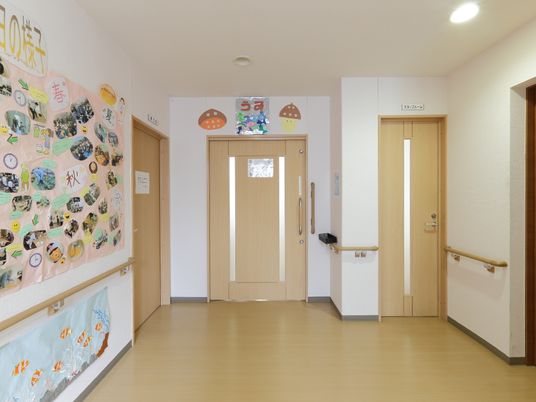 廊下に展示物がある空間
