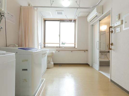 洗濯機とトイレのある空間