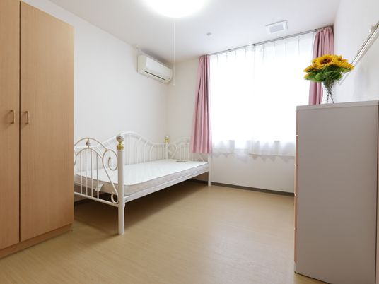 居室のベッドと家具