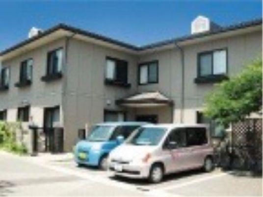 二階建て建物と車