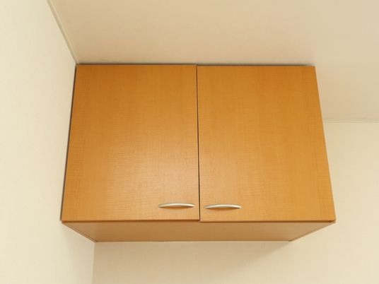 壁に取り付けられた木製の棚