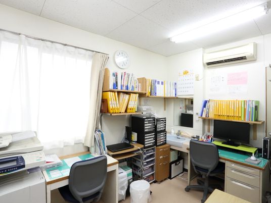 整理された事務室