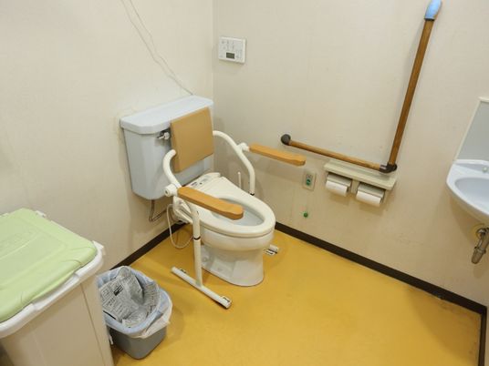 手すり付きのトイレスペース