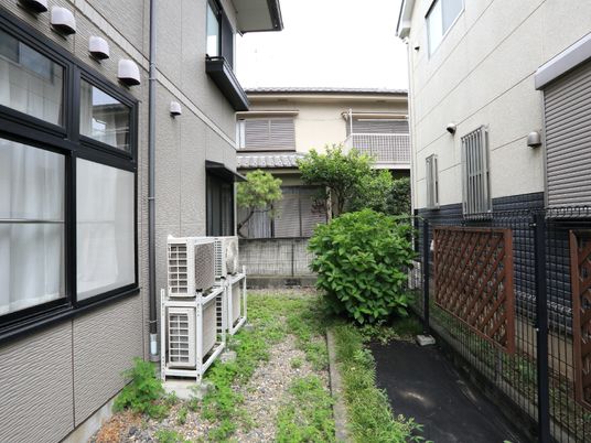 建物の外観と緑