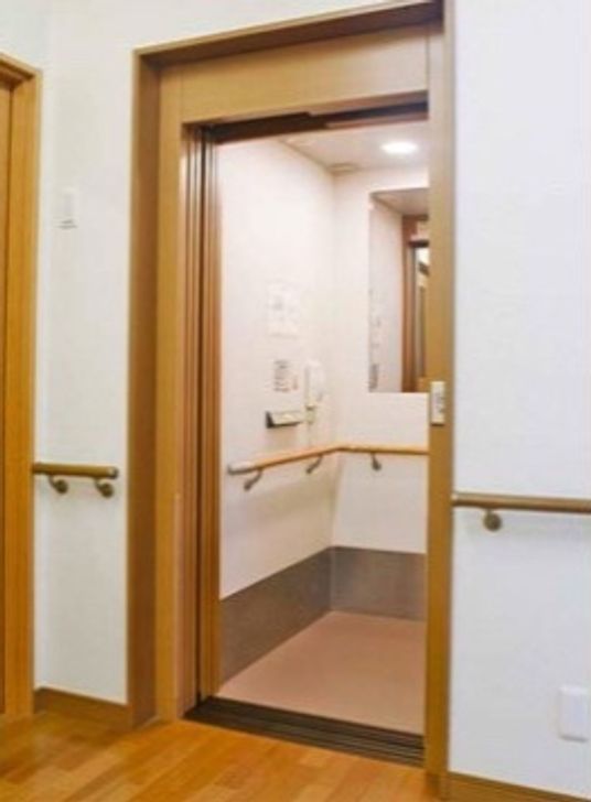 手すり付きの開放的な廊下