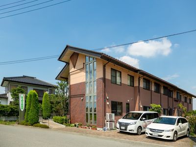 明るい日差しの外観