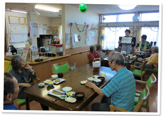 食事を楽しむ人々の食堂