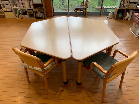 広々としたテーブルのあるラウンジ