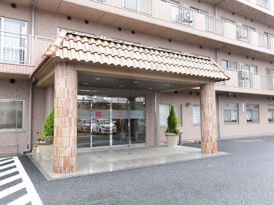 明るい施設のエントランス