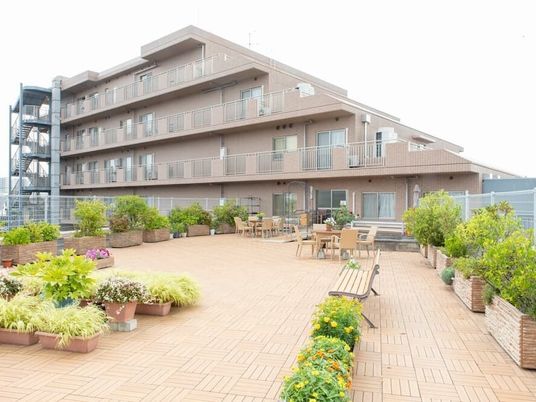 広々とした快適な中庭